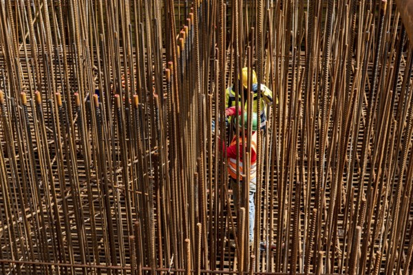 Construction site, reinforced concrete construction site, workers erect a mesh of reinforcing bars, serves as reinforcement for reinforced concrete parts, such as a bridge foundation here, North Rhine-Westphalia, Germany, Europe