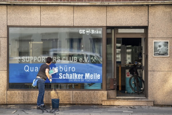 The Schalker Meile, mile of tradition, Kurt-Schumacher-Straße in Gelsenkirchen-Schalke, spring cleaning in the Schalker Meile neighbourhood office, Gelsenkirchen, North Rhine-Westphalia, Germany, Europe