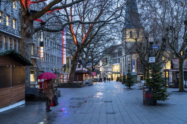 Christmas lockdown in the Corona crisis, empty shopping street, closed shops, hardly any passers-by, pedestrian zone Kettwiger Straße, Essen, North Rhine-Westphalia, Germany, Europe