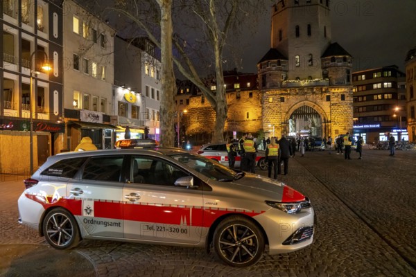 Cooperation with the public order office and the police, checking whether the Corona rules are being observed, compulsory masks, group meetings, Südstadt, Chlodwig Platz in Cologne, North Rhine-Westphalia, Germany, Europe