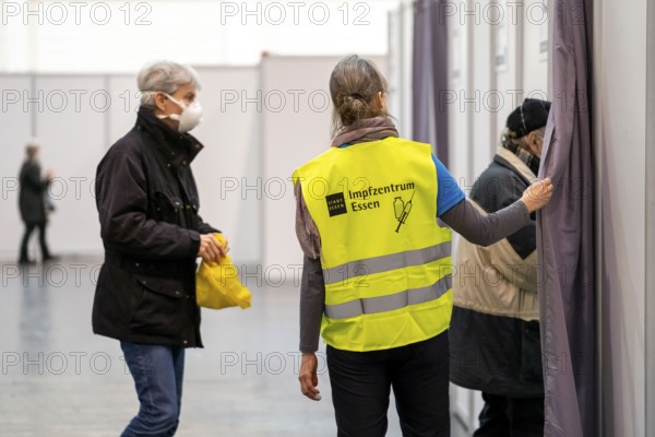 Start in the vaccination centre for corona vaccinations, in a hall of Messe Essen, for people over 80 years of age who do not live in nursing homes, access to the vaccination booths, vaccination routes for a daily vaccination of up to 2400 people, operated by the Association of Statutory Health Insurance Physicians, Essen, North Rhine-Westphalia, Germany, Europe
