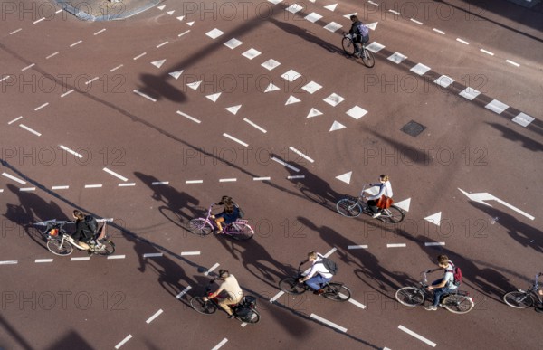 Crossing at Lange Viestraat, markings for cars and bicycles, green phase only for cyclists to be able to turn safely in all directions, Utrecht Netherlands
