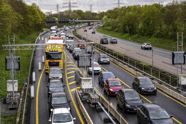 Weighing and barrier system on the A42 motorway, in front of the dilapidated motorway bridge over the Rhine-Herne Canal, between Bottrop and Essen, only vehicles up to 3.5 tonnes are allowed to drive over the bridge, heavy vehicles have to take detours, the motorway was completely closed there for over 3 months due to the damage, vehicle scales, traffic lights, here at the Bottrop-Süd exit in an easterly direction, North Rhine-Westphalia, Germany, Europe