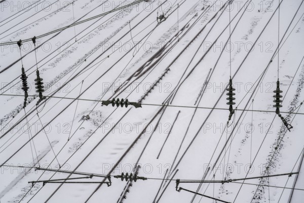 Onset of winter with lots of fresh snow and temperatures below -5 degrees during the day, railway line between Essen and Bochum, except for a few regional connections, all trains cancelled at times, snow-covered railway facilities, near Essen, North Rhine-Westphalia, Germany, Europe