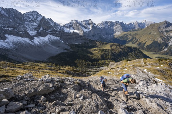 Two mountaineers on a hiking trail, mountain panorama with rocky steep peaks, view of summits Laliderspitze, Dreizinkenspitze and Spritzkarspitze, hike to the summit of Hahnkampl, Engtal, Karwendel, Tyrol, Austria, Europe