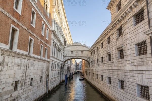 Bridge of Sighs or Ponte dei Sospiri at the Doge's Palace over the Rio di Palazzo, Venice, Veneto, Italy, Europe