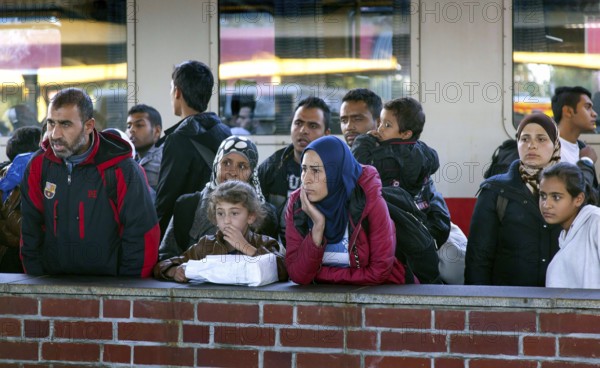 Syrian refugees arrive at Schönefeld station on a special train. They are then taken by bus to accommodation in Berlin, 01.10.2015