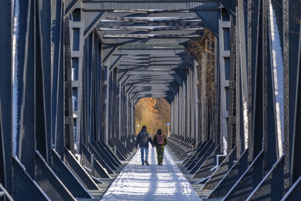 Hikers on the Europabrücke Bienenwerder, also Europabrücke Neurüdnitz-Siekierki with snow in winter, former railway bridge over the river Oder between Bienenwerder (Oderaue) and Siekierki (Zäckerick) in the town of Cedynia (Zehden) in Poland, Oderbruch, Brandenburg, Germany, Europe