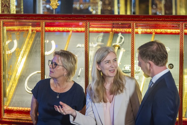 In December 2022, the Dresden public prosecutor's office, the Soko Epaulette and the LKA Saxony succeeded in recovering a significant proportion of the stolen goods taken during the burglary of the Historic Green Vault. Despite the ongoing seizure by the district court, it is now possible for the first time to exhibit the jewels in their original location and to experience the Historic Green Vault almost in its entirety. Minister of State for Culture and Tourism Barbara Klepsch, Marion Ackermann, Director General of the Dresden State Art Collections, Michael Kretschmer, Prime Minister of the Free State of Saxony, presentation of the recovered jewels from the Historic Green Vault, Dresden, Saxony, Germany, Europe
