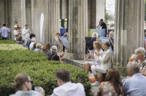 Reading by Ulrike C. Tscharre and live music at the Kolonnaden Bar on Museum Island in Berlin, 08/08/2024