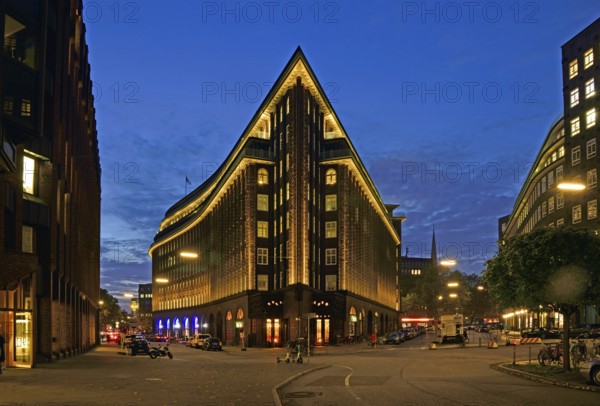 Europe, Germany, Hamburg, City, Kontorhausviertel, Chilehaus, clinker brick facade, built 1922 to 1924 by Fritz Höger, World Heritage Site, night, gable end, Hamburg, Hamburg, Federal Republic of Germany, Europe