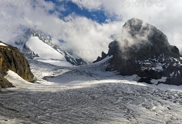 The cloud-capped Wyssi Frau peak above the Blüemlisalp glacier, Kandersteg, Bernese Oberland, Switzerland, Europe