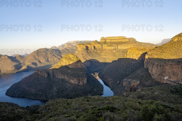 Sunset at Blyde River Canyon with GIpfel Three Rondawels, view of canyon with Blyde River and Mesa Mountains in the evening light, canyon landscape, Panorama Route, Mpumalanga, South Africa, Africa