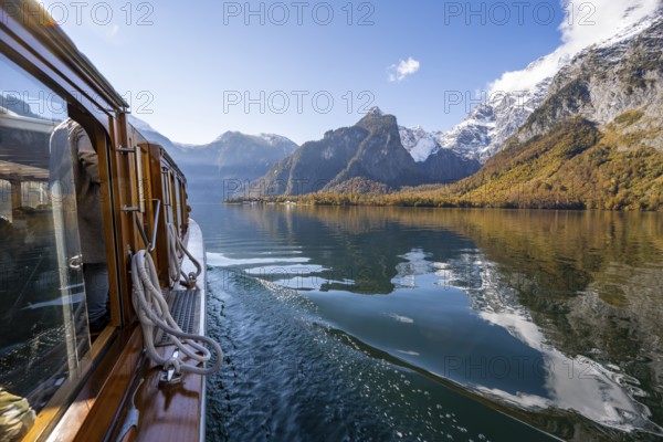 Tourist boat on the Königssee, Watzmann massif, autumnal mountain landscape reflected in the lake, Berchtesgaden National Park, Berchtesgadener Land, Upper Bavaria, Bavaria, Germany, Europe