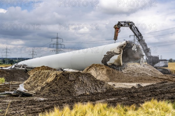 Demolished tower of a 20 year old wind turbine, in the Werl wind farm, 5 old Enercon E-66 turbines are demolished, 2 new Siemens SG6.6-170 wind turbines replace them, the 2 new wind turbines produce twice as much energy, 12 MW power, as the 5 old wind turbines, called repowering, demolition work, Werl, North Rhine-Westphalia, Germany, Europe