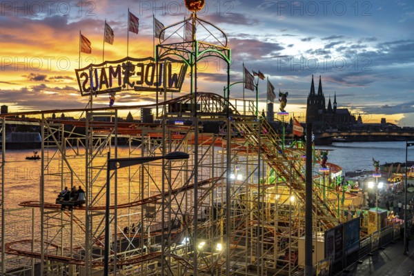 Happy Colonia funfair, Corona-compliant funfair at the Deutzer Werft, on the Rhine, Cologne Cathedral, Abendrot, Wild Mouse roller coaster, a temporary amusement park of the Cologne Showmen's Association, under Corona conditions, with entrance fee and admission only with the 3-G conditions, distances, one-way street, Cologne, North Rhine-Westphalia, Germany, Europe