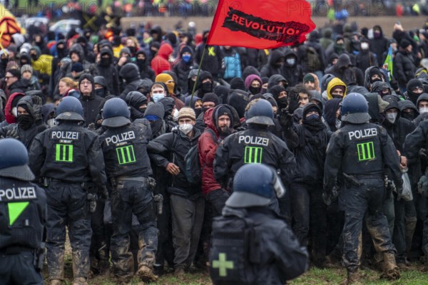 Violent clashes between thousands of demonstrators and the police, after a demonstration against the demolition of the brown coal village of Lützerath, the demonstration participants try to get to the rest of the village, Lützerah, and storm it, the police prevent this with a large contingent of forces, Erkelenz, North Rhine-Westphalia, Germany, Europe