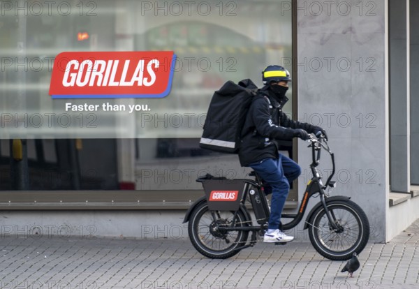 Bicycle courier from the fast delivery service Gorillas, delivers groceries, currently in over 20 German cities, within 10 minutes, orders via an app, Bochum, North Rhine-Westphalia, Germany, Europe