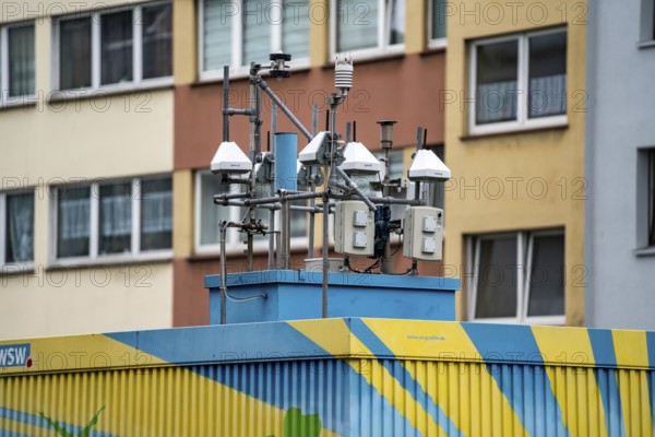 Air quality monitoring station, on the B7, Friedrich-Engels-Alle in Wuppertal, operated by the University of Wuppertal and Wuppertaler Stadtwerke WSW, permanent measurement of nitrogen oxide, ozone, carbon monoxide, carbon dioxide, particulate matter in the air, Wuppertal, North Rhine-Westphalia, Germany, Europe