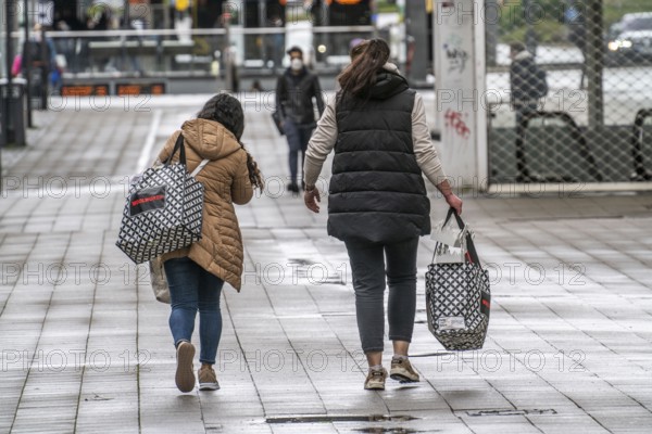 Shoppers on Kettwiger Straße, Essen city centre, with shopping bags from the Woolworth department stores', North Rhine-Westphalia, Germany, Europe