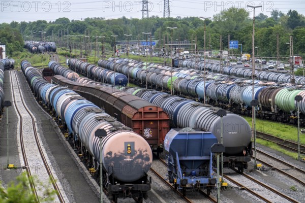 Gelsenkirchen Bismarck marshalling yard, goods trains are assembled and shunted here, tank wagons for transporting chemicals and mineral oil products, in the background the A42 motorway, Emscher expressway, North Rhine-Westphalia, Germany, Europe