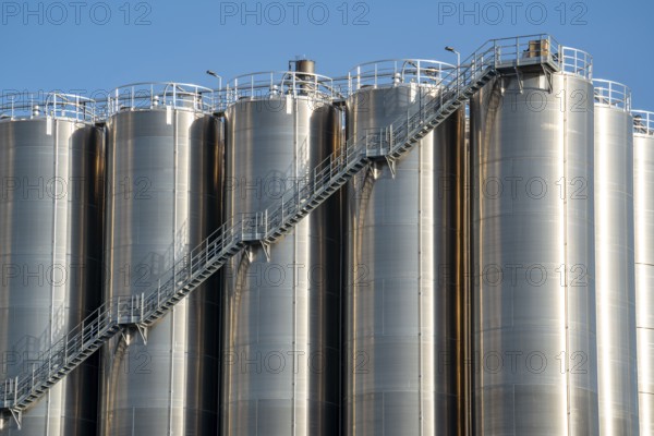 Stainless steel tanks of a large silo facility in Duisburg inland harbour, Duisburg-Neuenkamp, for the storage of dry bulk materials such as plastic granulate, storage, distribution for further processing, Schmidt-Heilbronn company, North Rhine-Westphalia, Germany, Europe
