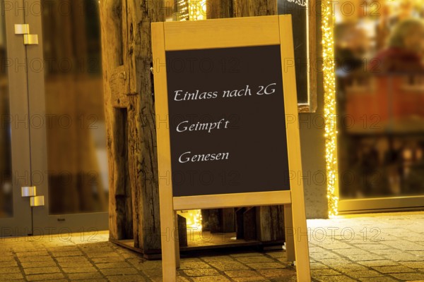Street sign in front of a restaurant with the inscription Einlass nach 2G geimpft genesen (symbolic image, composing)
