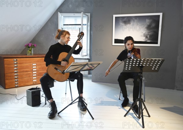 DEU, Germany, Iserlohn: The traditional Draht Saiten Akt in Iserlohn-Barendorf in the historic factory complex had 24 concerts in seven houses this year, not all instruments had strings, the audience was enthusiastic. Me-Lounge-Acoustic Lounge Music f.) r.E-Bass), Eric Richards, Caro Frey (violin), Sandra Wilhelms (guitar), Europe
