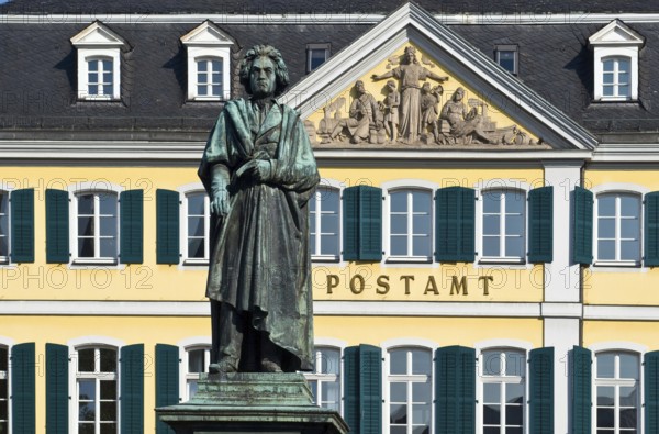 Europe, Germany, North Rhine-Westphalia, Bonn, Old Town, Beethoven Monument on Münsterplatz, Bonn, North Rhine-Westphalia, Germany, Europe
