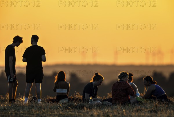 The Drachenberg in Berlin is well visited at sunset. A wind farm near Nauen in Brandenburg can be seen in the background, 23/08/2022