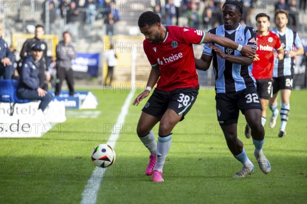 Football 3rd division, season 2024/25, matchday 15: Waldhof Mannheim vs Hannover 96 II. Picture: A duel between Brooklyn Kevin Ezeh (38, Hannover) and Kennedy Onyedika Okpala (32, Mannheim)