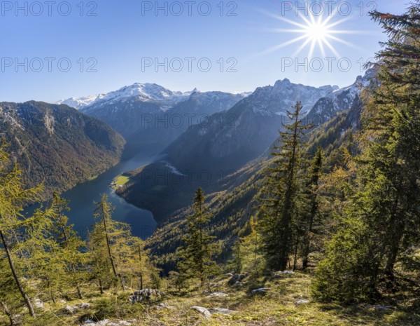 Panoramic view of the Königssee from the Archenkanzel viewpoint, autumnal forest and snow-capped mountains, Sonnenstern, Berchtesgaden National Park, Berchtesgadener Land, Upper Bavaria, Bavaria, Germany, Europe