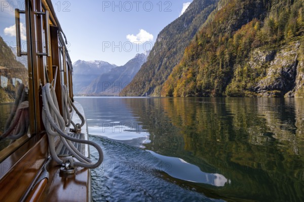 Tourist boat on the Königssee, autumnal mountain landscape reflected in the lake, Berchtesgaden National Park, Berchtesgadener Land, Upper Bavaria, Bavaria, Germany, Europe
