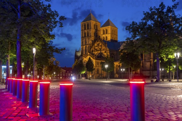 Historic old town, St Paul's Cathedral on the market square, medieval Romanesque cathedral, illuminated barrier, bollards, in Münster, North Rhine-Westphalia, Germany, Europe