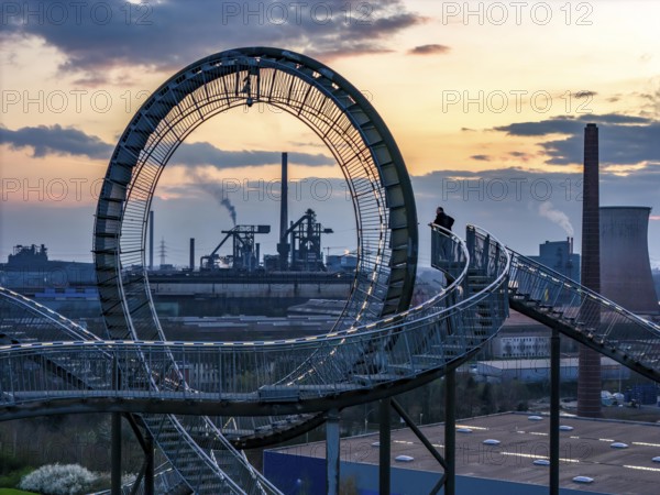Hüttenwerke Krupp-Mannesmann, HKM in Duisburg-Hüttenheim, coking plant and 2 blast furnaces, sintering plant and power station, Tiger & Turtle landmark, Magic Mountain, walk-in sculpture in the form of a roller coaster on the Heinrich-Hildebrand-Höhe slag heap, North Rhine-Westphalia, Germany, Europe