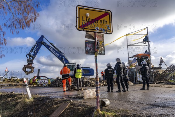 Beginning of the eviction of the Lützerath hamlet, camp of climate activists and squatters, at the Garzweiler 2 opencast lignite mine, by the police, Erkelenz, North Rhine-Westphalia, Germany, Europe