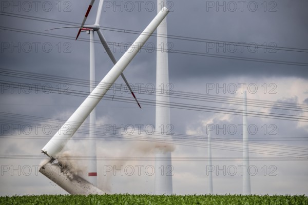 Demolition of the tower of a 20 year old wind turbine, in the Werl wind farm, 5 old Enercon E-66 turbines are demolished, 2 new Siemens SG6.6-170 wind turbines replace them, the 2 new wind turbines produce twice as much energy, 12 MW power, as the 5 old wind turbines, called repowering, Werl, North Rhine-Westphalia, Germany, Europe