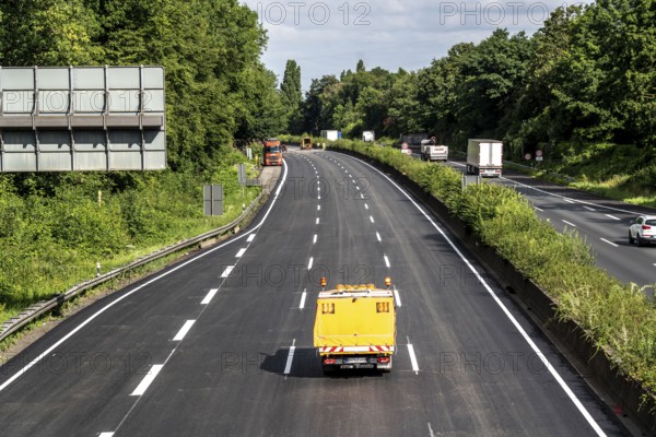 Marking work after the renewal of the road surface on the A40 motorway between the Kaiserberg junction and Mülheim-Heißen, in the direction of Essen, over a length of 7.6 kilometres, with whisper asphalt, so-called open-pored asphalt, 10-day closure of the motorway, North Rhine-Westphalia, Germany, Europe