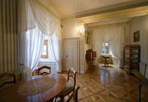Biedermeier room, museum, interior view, Kriebstein Castle, hilltop castle or Spornburg from the late Middle Ages on the Zschopau river, Kriebstein near Waldheim, Saxony, Germany, Europe