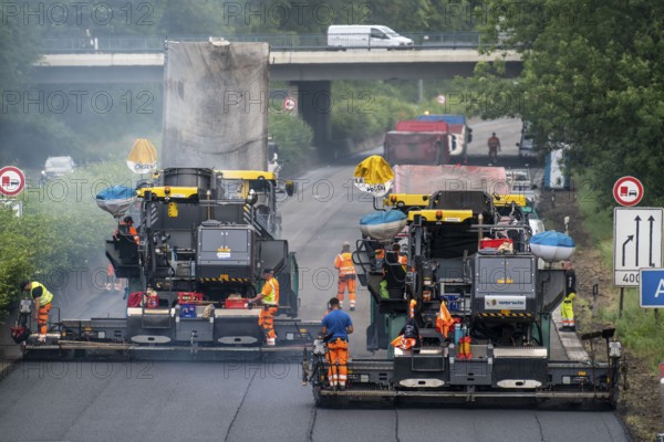 Renewal of the road surface on the A40 motorway between the Kaiserberg junction and Mülheim-Heißen, in the direction of Essen, over a length of 7.6 kilometres, with whisper asphalt, so-called open-pored asphalt, 10-day closure of the motorway, North Rhine-Westphalia, Germany, Europe