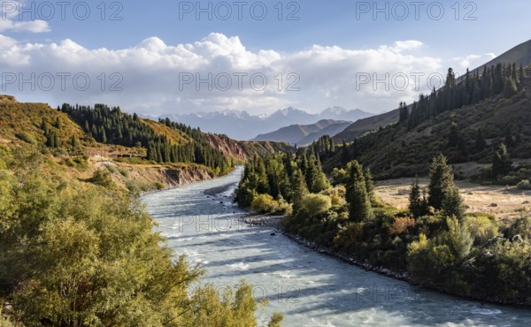 Naryn River and mountain panorama in autumn, at the confluence of the Kichi-Naryn and Chong-Naryn, Eki-Naryn or Two Naryn, Naryn region, Kyrgyzstan, Asia