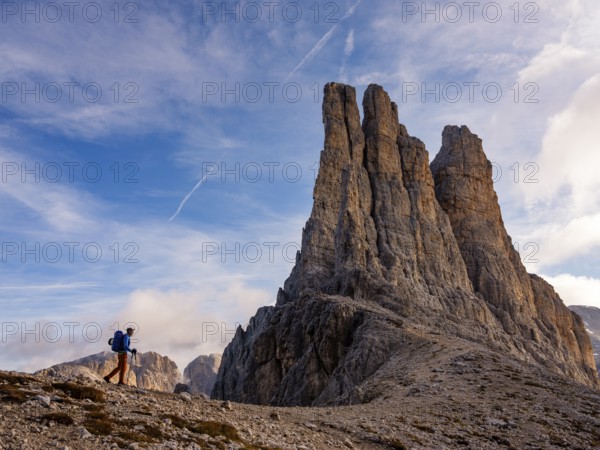 Mountaineers on the Dolomites High Route 8 below the Vajolet Towers, Catinaccio, Dolomites, South Tyrol, Italy, Europe