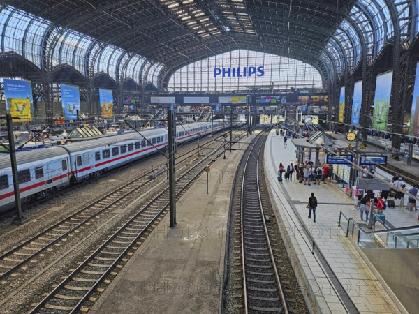 Hamburg central station with several tracks, an ICE train, under a vaulted steel roof, passengers waiting for trains, Hamburg, Germany, Europe