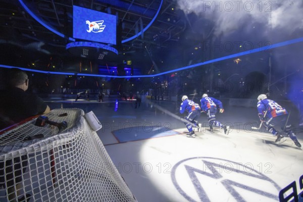 20.09.2024, DEL, German Ice Hockey League season 2024/25, Matchday 1: Adler Mannheim against Schwenninger Wild Wings. Picture: The Adler players skate into the SAP Arena for the first time in the 2024/25 season. The game was sold out with 13, 600 spectators