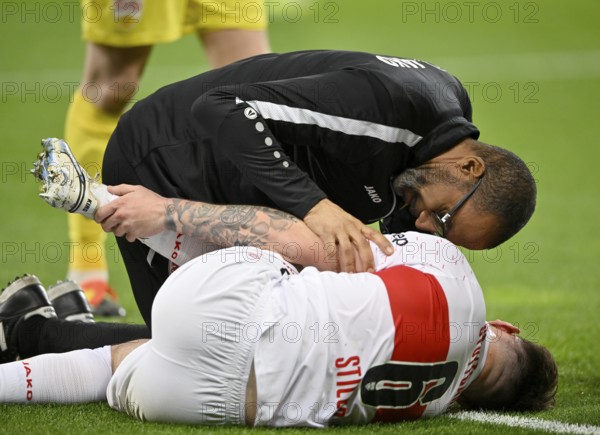 Club doctor Dr Raymond Best VfB Stuttgart treats Angelo Stiller VfB Stuttgart (06) on grass, injury, PreZero Arena, Sinsheim, Baden-Württemberg, Germany, Europe