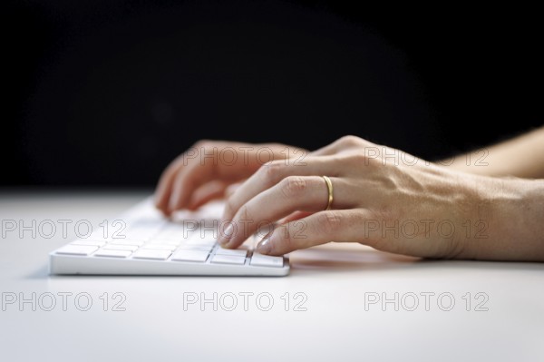 Hands typing on a keyboard in Berlin, 09/08/2024