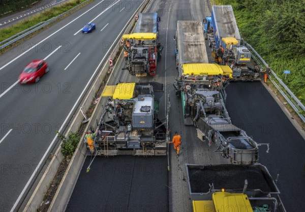 Essen, North Rhine-Westphalia, Germany, Road construction, Asphalt pavers and road rollers lay new, open-pored, whisper asphalt on the A52 motorway, here between the Essen-Kettwig and Essen-Rüttenscheid junctions in the direction of Dortmund, Europe