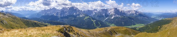 Alpine panorama, Carnic High Trail, view from the Carnic main ridge to the Sesto Dolomites, Carnic Alps, Carinthia, Austria, Europe