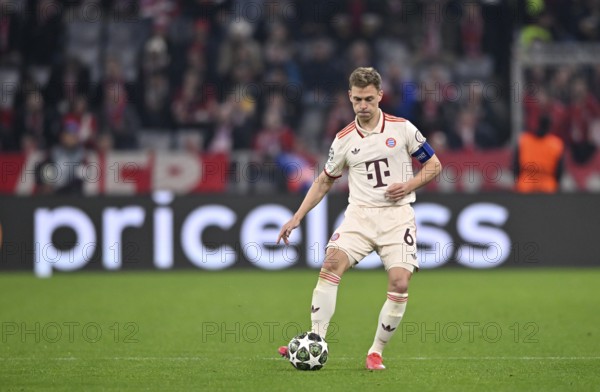 Joshua Kimmich FC Bayern Munich FCB (06) Action on the ball perimeter advertising Mastercard priceless Champions League, Allianz Arena, Munich, Bavaria, Germany, Europe