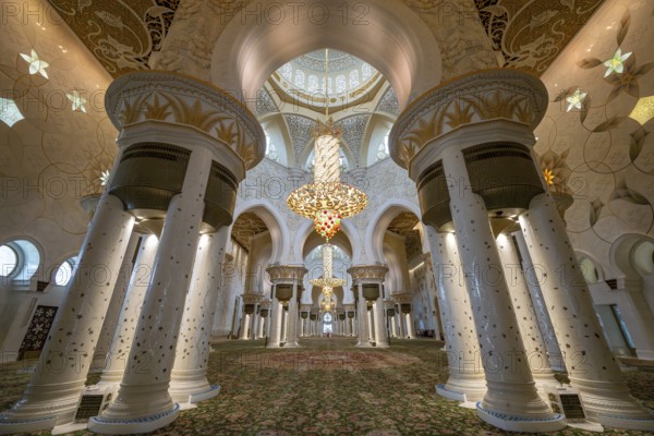 Prayer hall with chandelier in the Sheikh Zayed Mosque, Sheikh Zayed Mosque, Abu Dhabi, United Arab Emirates, Asia